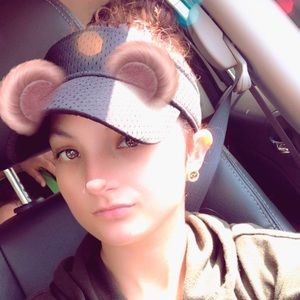 Meet your Posher, Caitlin